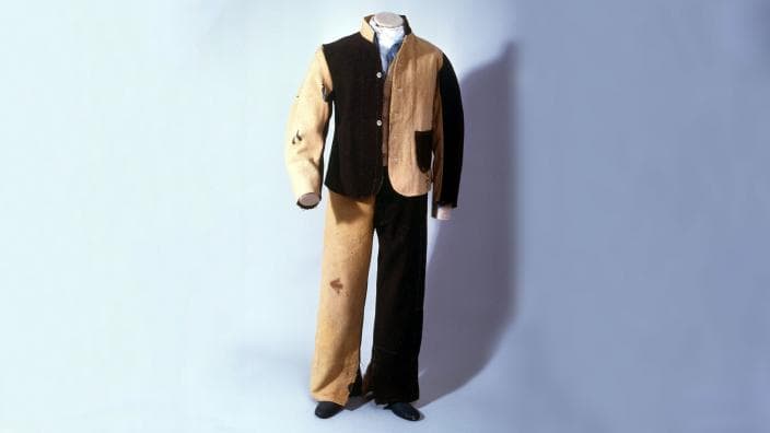 A mannequin wearing the convict uniform.